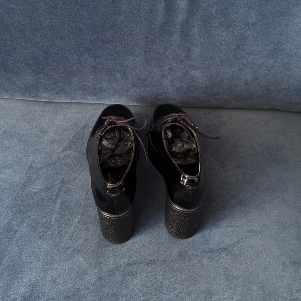 Robert Clergerie Black Patent gloss Leather lace-ups. platform. Size 38D‎
